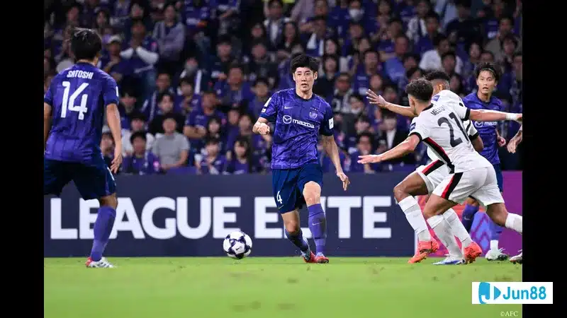 Cầu thủ của Sanfrecce Hiroshima dũng cảm giành bóng khỏi đối thủ Machida Cầu thủ của Sanfrecce Hiroshima dũng cảm giành bóng khỏi đối thủ Machida