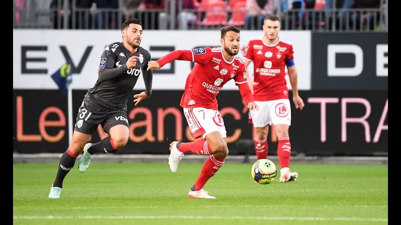 Cầu thủ của Monaco vượt qua cầu thủ của Brest trong trận đấu bóng đá