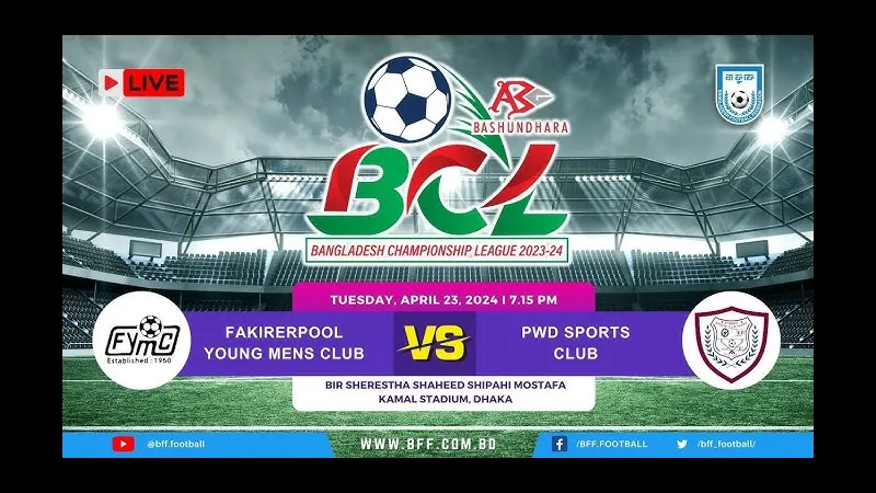 Cầu thủ của Fakierpool YMC với sự quyết tâm vượt qua cầu thủ của PWD Sports Club
