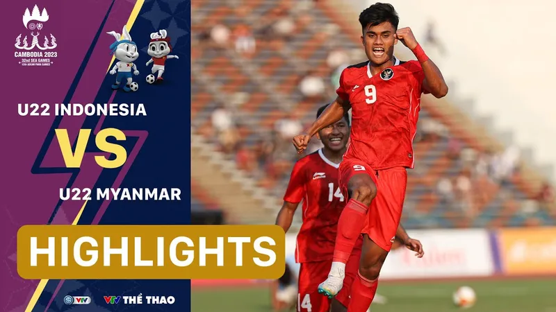 Cầu thủ U22 Indonesia tung cú sút mạnh vào khung thành đối phương trong trận đấu với U22…